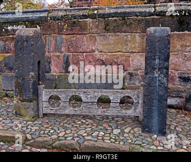 GT Budworth Wooden Stocks, High St, nahe Northwich, Cheshire, Nordwestengland, UK, CW9 6HF Stockfoto