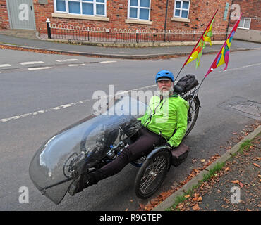 Keith auf einem liegedreirad Bike, Antrobus, Northwich, Cheshire, North West England, UK, CW9 6JW Stockfoto