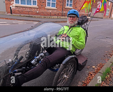 Keith auf einem liegedreirad Bike, Antrobus, Northwich, Cheshire, North West England, UK, CW9 6JW Stockfoto