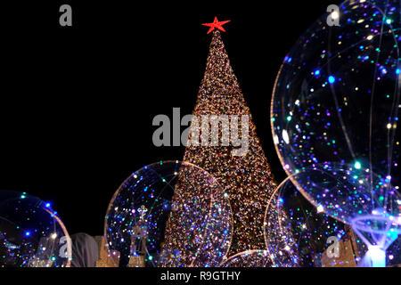 Ein vollständig dekorierter Weihnachtsbaum in der Stadt Nazareth Nord Israel Stockfoto