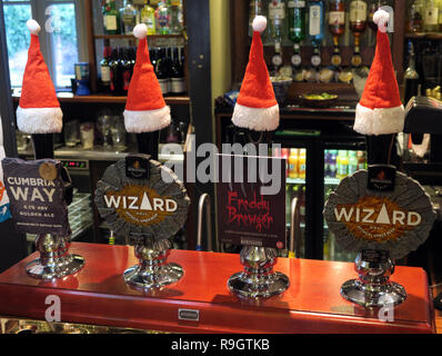 Robinsons Brauerei Stockport, Bar von Real Ale-Pumpen, mit Weihnachten Hüte, Cumbrian Weg, Wizard, Freddy Brugar, eine Bar, ein parr Arme, Grappenhall, Warrington Stockfoto