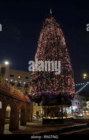 Ein vollständig dekorierter Weihnachtsbaum am Eingang zur Stadt Nazareth Nord Israel Stockfoto