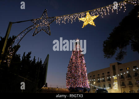 Ein vollständig dekorierter Weihnachtsbaum am Eingang zur Stadt Nazareth Nord Israel Stockfoto