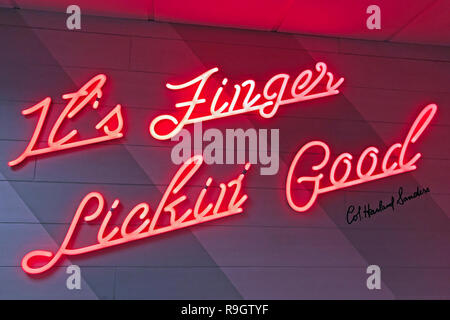 Seine Finger lecken Gut, Rot Neon KFC-Logo, gebratenes Huhn an einer Wand Stockfoto