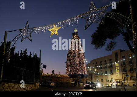 Ein vollständig dekorierter Weihnachtsbaum am Eingang zur Stadt Nazareth Nord Israel Stockfoto