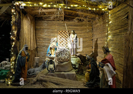 Ein Weihnachten Krippe Kinderkrippe, die die Geburt Jesu in der oberen Ebene der Kirche der Verkündigung manchmal auch als der Basilika der Verkündigung in der Stadt Nazareth im Norden Israels bezeichnet Stockfoto