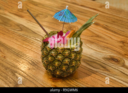 Gestaltete Cocktail in einer Ananas, Bangkok, Thailand Stockfoto