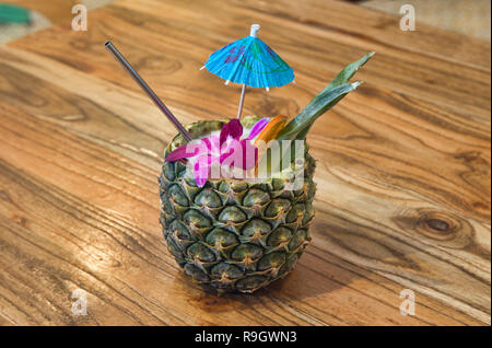 Gestaltete Cocktail in einer Ananas, Bangkok, Thailand Stockfoto