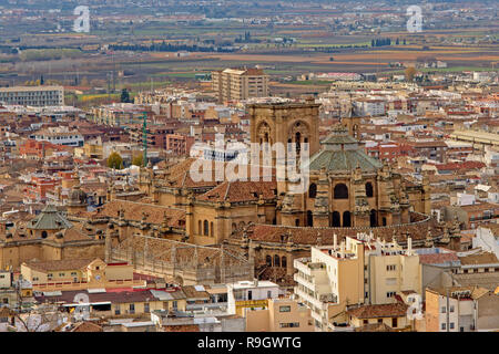 Luftbild Kathedrale von Granada und die umliegenden Gebäuden und landwirtschaftlichen Flächen im Hintergrund Stockfoto