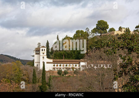 Generalife maurischen Palast auf einem Hügel, umgeben von Bäumen, Alhambra, Granada, Andalusien, Spanien umgeben, an einem bewölkten Tag Stockfoto