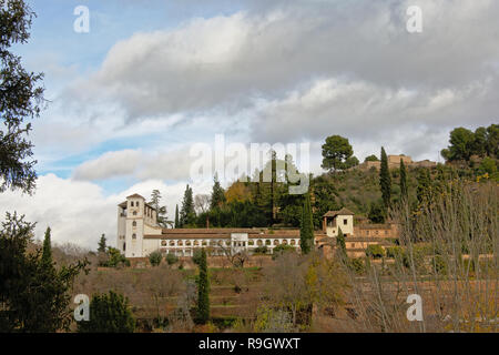 Generalife maurischen Palast auf einem Hügel, umgeben von Bäumen, Alhambra, Granada, Andalusien, Spanien umgeben, an einem bewölkten Tag Stockfoto