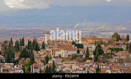 Luftaufnahme auf die weißen Häuser und Kirchen der Stadtviertel Albayzin, an einem bewölkten Tag in Granada, Andalusien, Spanien Stockfoto