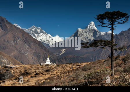 Nepal, Everest Base Camp Trek, Khumjung, neue Höhen chorten mit Blick auf die Berge des Himalaja Stockfoto