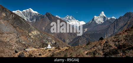 Nepal, Everest Base Camp Trek, Khumjung, neue Chorten mit Blick auf den Himalaya in den Bergen, Panoramaaussicht Stockfoto