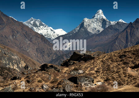 Nepal, Everest Base Camp Trek, Khumjung, Blick nach Norden zum Lhotse, Ama Dablam Berge Stockfoto