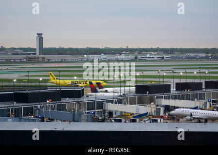 CHICAGO, Illinois, Vereinigte Staaten - 11. MAI 2018: Mehrere Flugzeuge am Gate am Chicago O'Hare International Airport in den frühen Morgenstunden Stockfoto