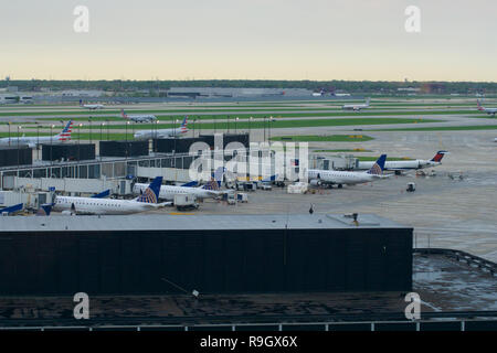 CHICAGO, Illinois, Vereinigte Staaten - 11. MAI 2018: Mehrere Flugzeuge am Gate am Chicago O'Hare International Airport in den frühen Morgenstunden Stockfoto