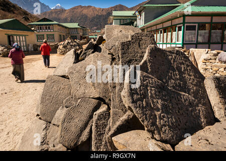 Nepal, Everest Base Camp Trek, Khumjung Dorf, Menschen zu Fuß rund um mani Mauer in der Mitte der Hauptstraße Stockfoto