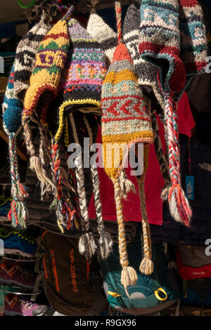 Nepal, Everest Base Camp Trek, Khumjung Dorf, von Hand gestrickte warme Wollmütze Mützen für Verkauf auf souvenir Abschaltdruck Stockfoto