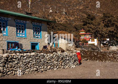 Nepal, Everest Base Camp Trek, Khumjung, traditionell erbaute Haus im Dorf auf der Straße zum Dorf Gompa Stockfoto