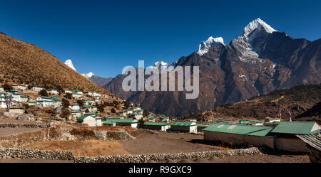 Nepal, Everest Base Camp Trek, Khumjung, Häuser des Dorfes mit Blick auf Hongku, Panoramablick Stockfoto