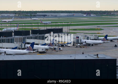 CHICAGO, Illinois, Vereinigte Staaten - 11. MAI 2018: Mehrere Flugzeuge am Gate am Chicago O'Hare International Airport in den frühen Morgenstunden Stockfoto