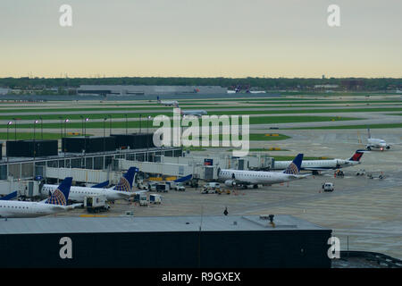 CHICAGO, Illinois, Vereinigte Staaten - 11. MAI 2018: Mehrere Flugzeuge am Gate am Chicago O'Hare International Airport in den frühen Morgenstunden Stockfoto