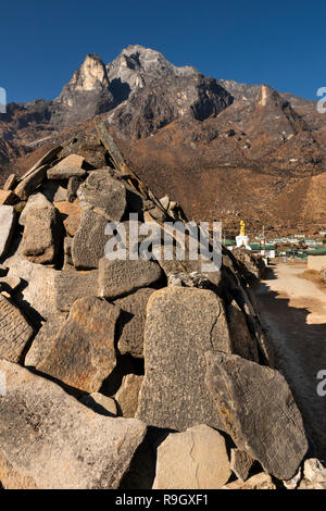 Nepal, Everest Base Camp Trek, Khumjung, traditionellen geschnitzten Mani Steine unter Mount Thame (3650 m) Stockfoto