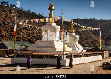 Nepal, Everest Base Camp Trek, Khumjung, traditionellen weißen Buddhistischen chörten auf dem Weg aus dem Dorf Stockfoto