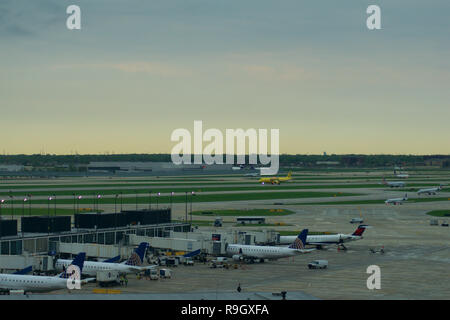 CHICAGO, Illinois, Vereinigte Staaten - 11. MAI 2018: Mehrere Flugzeuge am Gate am Chicago O'Hare International Airport in den frühen Morgenstunden Stockfoto