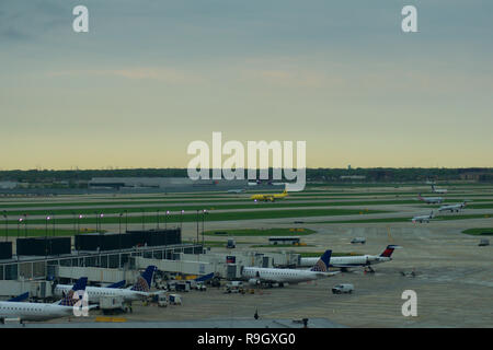 CHICAGO, Illinois, Vereinigte Staaten - 11. MAI 2018: Mehrere Flugzeuge am Gate am Chicago O'Hare International Airport in den frühen Morgenstunden Stockfoto