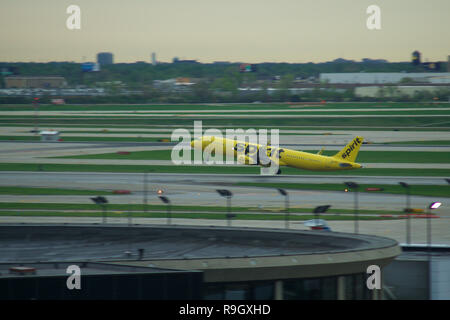 CHICAGO, Illinois, Vereinigte Staaten - 11. MAI 2018: Spirit Airlines Airbus A320 am Flughafen O'Hare International Airport am Start. Stockfoto