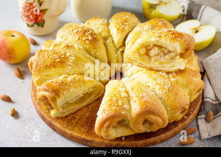 Frische hausgemachte Backen. Kuchen Brötchen mit Äpfeln und Mandeln auf einem Stein. Stockfoto