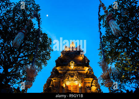 Abend atmosfere iof die Pura Saraswati Tempel mit schönen Lotusteich, Ubud, Bali in Indonesien Stockfoto