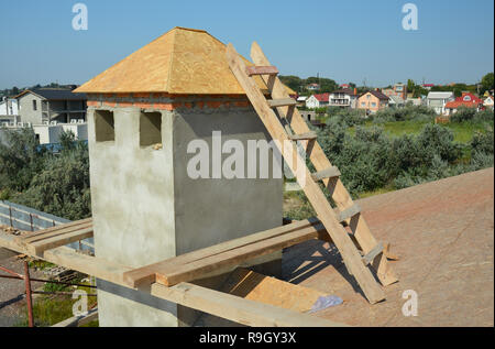 Dach- konstruktion. Installation Holz Dach auf dem Haus Schornstein Stockfoto