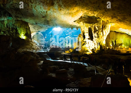 Hang Sung Sot Grotte - Höhle von Überraschungen, Halong Bay Vietnam Stockfoto