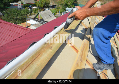 Dach- konstruktion. Dachdecker Fachfirma installieren Holzbalken auf haus dach. Stockfoto