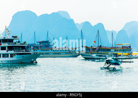 Boote Hafen in Ha Long Bay in Vietnam. Stockfoto