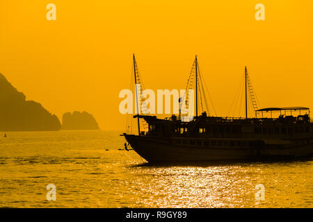 Silhouette Sonnenuntergang Boot, Halong Bay Vietnam Stockfoto