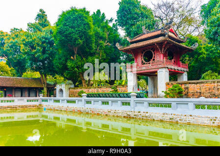 See mit hölzernen Pagode im wunderschönen UNESCO-Tempel der Literatur, Hanoi in Vietnam. Stockfoto