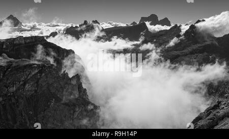 Sich bewegende Wolken über dem Falzarego-Pass. Die Ampezzo Dolomiten. Italienische Alpen. Venetien. Europa. Schwarz weiße Berglandschaft. Stockfoto