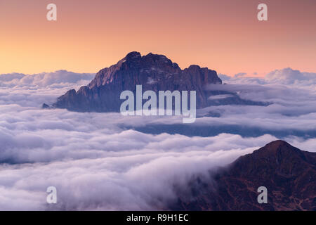 Die Dolomiten im Morgengrauen, Wolkenflut im Morgengrauen. Monte Civetta. Venetien, Italienische Alpen. Europa. Stockfoto