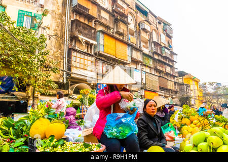 Hanoi, Vietnam - Feb 13, 2018: Straße Verkäufer der Stadt Hanoi, die meisten der Straßenverkäufer Fahrrad ihre Produkte wie Früchte, Blumen oder othe zu verkaufen verwenden Stockfoto