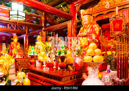 Innenraum der Haupttempel im wunderschönen UNESCO-Tempel der Literatur, Hanoi in Vietnam. Stockfoto