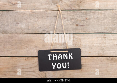 Tafel mit Text "Danke!" auf Holz- Hintergrund Stockfoto