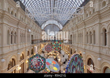 Saisonale Dekoration im Shop auf dem Roten Platz in Moskau Stockfoto
