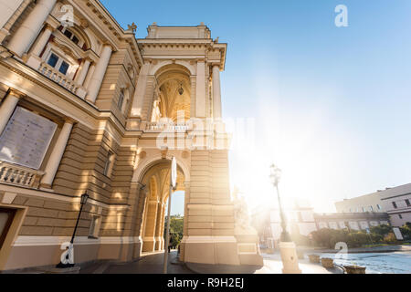 Schöne Panoramasicht auf die Odessa Staatlichen Akademischen Theater für Oper und Ballett am frühen Morgen ohne Menschen. Gebäude für Kunst, Sehenswürdigkeiten, buildi Stockfoto