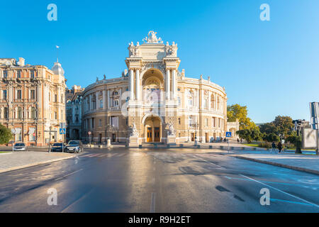 Schöne Panoramasicht auf die Odessa Staatlichen Akademischen Theater für Oper und Ballett am frühen Morgen ohne Menschen. Gebäude für Kunst, Sehenswürdigkeiten, buildi Stockfoto