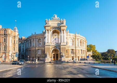 Schöne Panoramasicht auf die Odessa Staatlichen Akademischen Theater für Oper und Ballett am frühen Morgen ohne Menschen. Gebäude für Kunst, Sehenswürdigkeiten, buildi Stockfoto