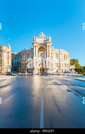 Schöne Panoramasicht auf die Odessa Staatlichen Akademischen Theater für Oper und Ballett am frühen Morgen ohne Menschen. Gebäude für Kunst, Sehenswürdigkeiten, buildi Stockfoto